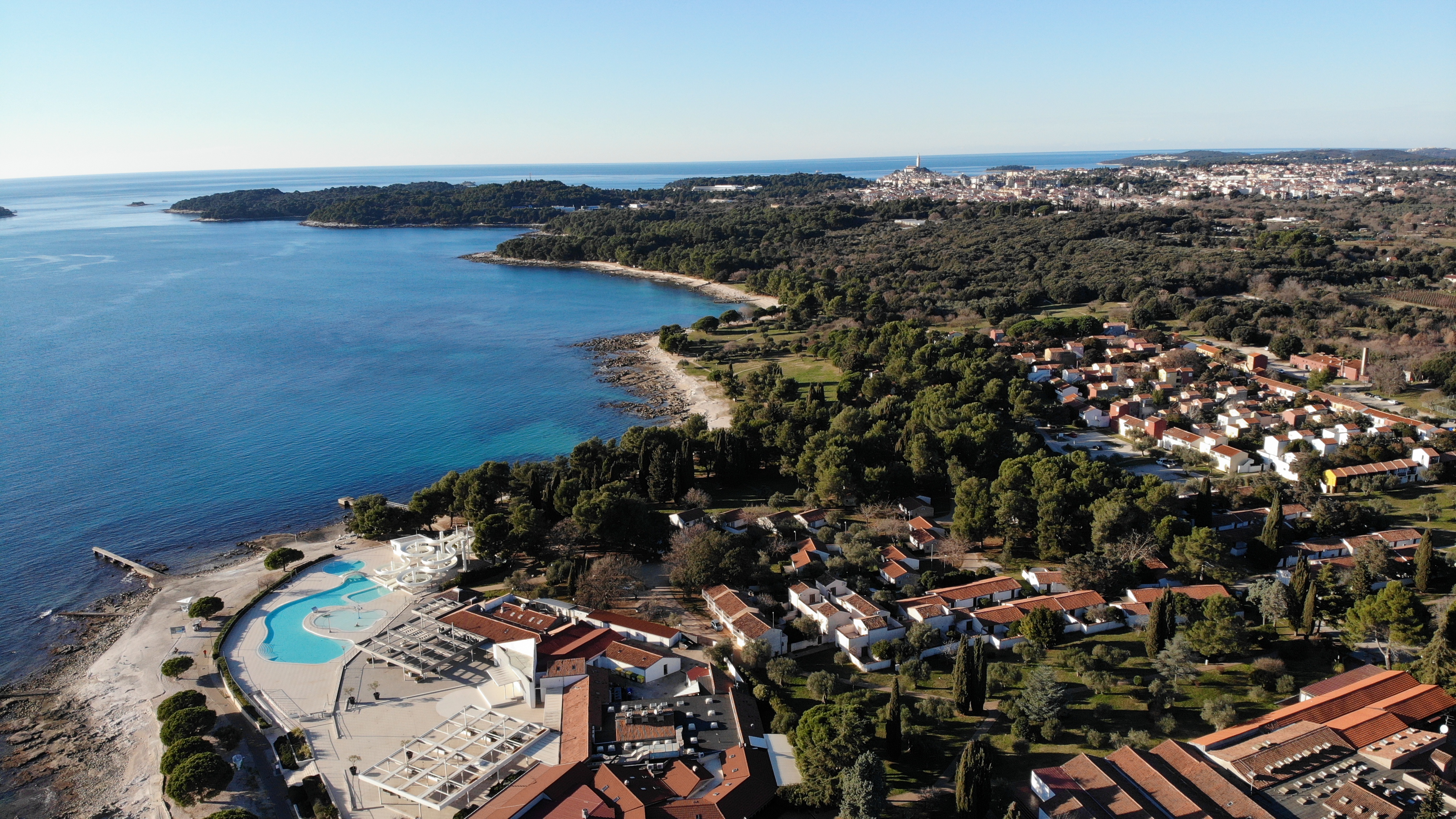 Luftaufnahme der Küste, des Resorts Villas Rubin und von Rovinj