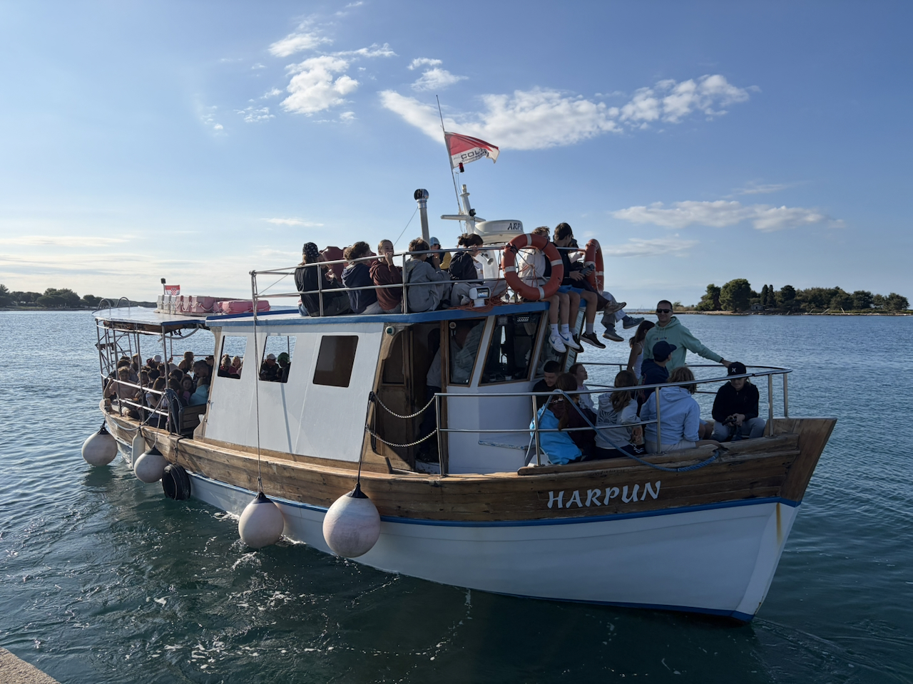 Ausflugsboot mit einer Kursgruppe auf der Adria